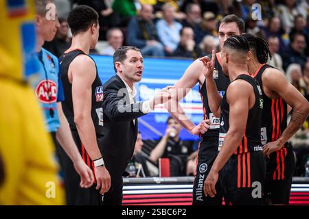 Ty Harrelson (ratiopharm Ulm, entraîneur-chef) mit Isaiah Roby (ratiopharm Ulm, #15), Philipp Herkenhoff (ratiopharm Ulm, #14), Alfonso Plummer (ratiopharm Ulm, #09), verdeckt Nelson Weidemann (ratiopharm Ulm, #00) / - Auszeit / GER, MHP Riesen Ludwigsburg - ratiopharm Ulm, easycredit BBL, Bundesliga, 19. Spieltag, Spielzeit 2024/2025, 02.02.2025 Foto : Eibner/Sandy Dinkelacker Banque D'Images