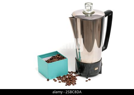 Cafetière et grains de café isolés sur fond blanc Banque D'Images
