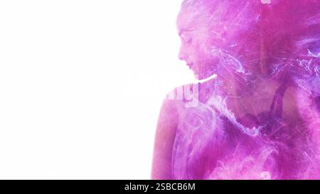 Silhouette spirituelle. Énergie de l'aura. Brume de paillettes rose double exposition dans le contour paisible du visage féminin isolé sur fond d'espace de copie blanc. Banque D'Images