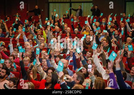 Liège, Belgique. 02 février 2025. Illustration photo prise lors d'un congrès du mouvement politique centriste francophone les engage concernant la participation au nouveau gouvernement fédéral, dimanche 02 février 2025 à Liège. Vendredi soir, les négociateurs des cinq partis N-va, Vooruit, CD&V, MR et les engage sont parvenus à un accord pour former un nouveau gouvernement fédéral belge. BELGA PHOTO HATIM KAGHAT crédit : Belga News Agency/Alamy Live News Banque D'Images