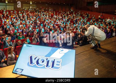 Liège, Belgique. 02 février 2025. Illustration photo prise lors d'un congrès du mouvement politique centriste francophone les engage concernant la participation au nouveau gouvernement fédéral, dimanche 02 février 2025 à Liège. Vendredi soir, les négociateurs des cinq partis N-va, Vooruit, CD&V, MR et les engage sont parvenus à un accord pour former un nouveau gouvernement fédéral belge. BELGA PHOTO HATIM KAGHAT crédit : Belga News Agency/Alamy Live News Banque D'Images