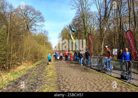 Wallers-Arenberg, France - 12 avril 2015 : personnes marchant sur le célèbre secteur pavé, le trou d'Arenberg (Troue d'Arenberg), avant le passage du Banque D'Images