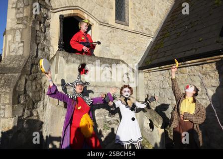 Londres, Royaume-Uni, 2 février 2025. L'église All Saints Trinity de Haggerston, à l'est de Londres, a accueilli le 79e service annuel des clowns Grimaldi. Joseph Grimaldi, né en 1778, a popularisé le rôle des clowns dans l’humour britannique de la pantomime et du slapstick. Crédit : Monica Wells/Alamy Live News Banque D'Images