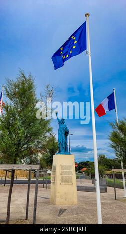 La liberté éclairant le monde, la Statue de la liberté, près du drapeau français et du drapeau de l'Union européenne. 30 juin 2023. Soulac-sur-mer, Nouvelle-Aquit Banque D'Images