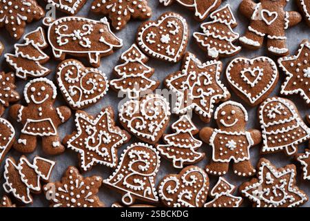 Biscuits de Noël faits maison en pain d'épices, vue de dessus Banque D'Images