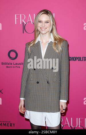 Frauen 100 - öNothing change, si rien ne change Kim Hnizdo beim Frauen 100 événement öNothing change, si rien ne change im crackers AM 30.01.2025 in Berlin *** femmes 100 öNothing change, si rien ne change Kim Hnizdo à l'événement femmes 100 öNothing change, si rien ne change chez crackers le 30 01 2025 in Berlin Copyright : xEventpressxKochanx Banque D'Images