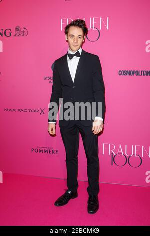 Frauen 100 - öNothing change, si rien ne change Richard Kreutz beim Frauen 100 événement öNothing change, si rien ne change im crackers AM 30.01.2025 à Berlin *** femmes 100 öNothing change, si rien ne change Richard Kreutz à l'événement femmes 100 öNothing change, si rien ne change à crackers le 30 01 2025 à Berlin Copyright : xEventpressxKochanx Banque D'Images