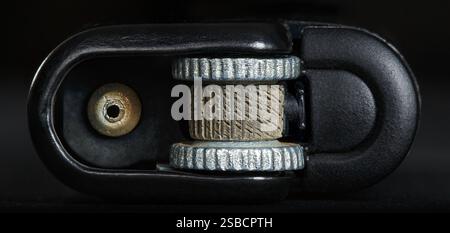 Gros plan du briquet à gaz, vue depuis le haut. Macrophotographie Banque D'Images