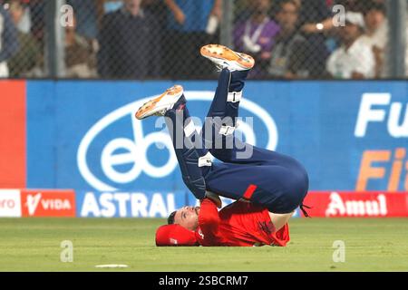 Mumbai, Inde. 02 février 2025. MUMBAI, INDE - 2 FÉVRIER : Phil Salt d'Angleterre prend la capture du capitaine de Suryakumar Yadav de l'Inde lors du match Inde-Angleterre - 5ème T20I au stade Wankhede le 2 février 2025 à Mumbai, Inde. (Photo de Surjeet Yadav/MB Media) crédit : MB Media solutions/Alamy Live News Banque D'Images