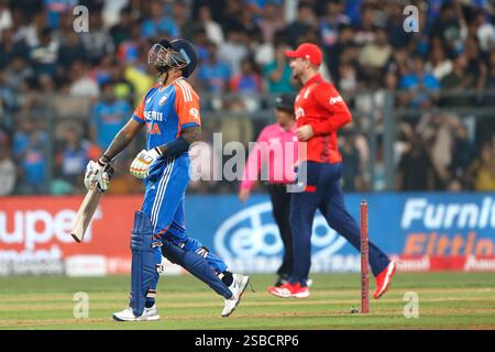Mumbai, Inde. 02 février 2025. MUMBAI, INDE - 2 FÉVRIER : le capitaine Suryakumar Yadav de l'Inde quitte le terrain après avoir été licencié lors du match Inde-Angleterre - 5ème T20I au stade Wankhede le 2 février 2025 à Mumbai, Inde. (Photo de Surjeet Yadav/MB Media) crédit : MB Media solutions/Alamy Live News Banque D'Images