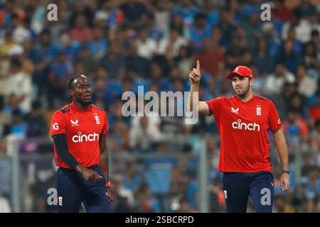 Mumbai, Inde. 02 février 2025. MUMBAI, INDE - 2 FÉVRIER : Jofra Archer d'Angleterre et Brydon Cares d'Angleterre (R) lors du match Inde-Angleterre - 5ème T20I au stade Wankhede le 2 février 2025 à Mumbai, Inde. (Photo de Surjeet Yadav/MB Media) crédit : MB Media solutions/Alamy Live News Banque D'Images