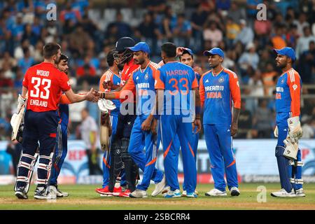 Mumbai, Inde. 02 février 2025. MUMBAI, INDE - 2 FÉVRIER : les joueurs indiens secouent la main après le match de victoire lors du match Inde-Angleterre - 5ème T20I au stade Wankhede le 2 février 2025 à Mumbai, Inde. (Photo de Surjeet Yadav/MB Media) crédit : MB Media solutions/Alamy Live News Banque D'Images