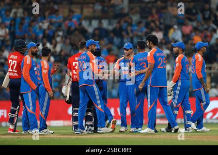 Mumbai, Inde. 02 février 2025. MUMBAI, INDE - 2 FÉVRIER : les joueurs indiens secouent la main après le match de victoire lors du match Inde-Angleterre - 5ème T20I au stade Wankhede le 2 février 2025 à Mumbai, Inde. (Photo de Surjeet Yadav/MB Media) crédit : MB Media solutions/Alamy Live News Banque D'Images