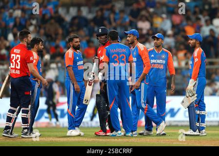 Mumbai, Inde. 02 février 2025. MUMBAI, INDE - 2 FÉVRIER : les joueurs indiens secouent la main après le match de victoire lors du match Inde-Angleterre - 5ème T20I au stade Wankhede le 2 février 2025 à Mumbai, Inde. (Photo de Surjeet Yadav/MB Media) crédit : MB Media solutions/Alamy Live News Banque D'Images