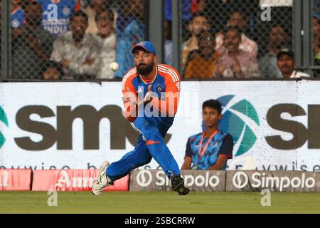 Mumbai, Inde. 02 février 2025. MUMBAI, INDE - 2 FÉVRIER : Varun Chakaravarthy de l'Inde prend la capture pour licencier Harry Brook de l'Angleterre lors du match Inde et Angleterre - 5ème T20I au stade Wankhede le 2 février 2025 à Mumbai, Inde. (Photo de Surjeet Yadav/MB Media) crédit : MB Media solutions/Alamy Live News Banque D'Images