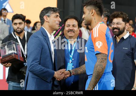 Mumbai, Inde. 02 février 2025. MUMBAI, INDE - 2 FÉVRIER : Rishi Sunak interagit avec le capitaine de l'Inde Suryakumar Yadav lors du match Inde-Angleterre - 5ème T20I au stade Wankhede le 2 février 2025 à Mumbai, Inde. (Photo de Surjeet Yadav/MB Media) crédit : MB Media solutions/Alamy Live News Banque D'Images