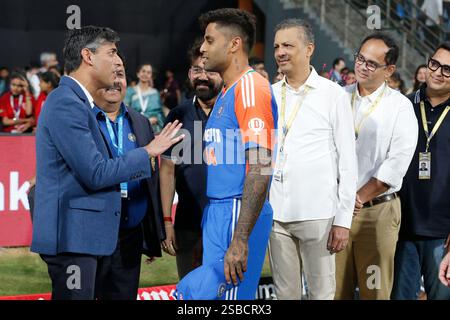 Mumbai, Inde. 02 février 2025. MUMBAI, INDE - 2 FÉVRIER : Rishi Sunak interagit avec le capitaine de l'Inde Suryakumar Yadav lors du match Inde-Angleterre - 5ème T20I au stade Wankhede le 2 février 2025 à Mumbai, Inde. (Photo de Surjeet Yadav/MB Media) crédit : MB Media solutions/Alamy Live News Banque D'Images