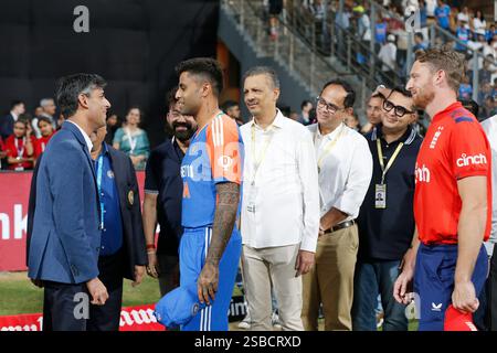 Mumbai, Inde. 02 février 2025. MUMBAI, INDE - 2 FÉVRIER : Rishi Sunak interagit avec le capitaine de l'Inde Suryakumar Yadav lors du match Inde-Angleterre - 5ème T20I au stade Wankhede le 2 février 2025 à Mumbai, Inde. (Photo de Surjeet Yadav/MB Media) crédit : MB Media solutions/Alamy Live News Banque D'Images