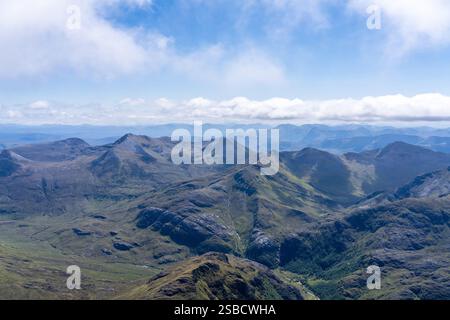 Vue aérienne des Highlands écossais avec nuages et pentes vertes près du sommet de Ben Nevis Banque D'Images