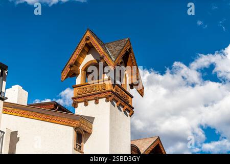 Vail, Colorado station de ski village avec ciel bleu et tour des bâtiments d'hôtel Lodge dans l'architecture suisse Banque D'Images