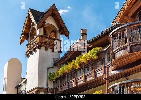 Vail, Colorado station de ski village avec ciel bleu et tour en bois des bâtiments d'hôtel Lodge dans l'architecture suisse Banque D'Images