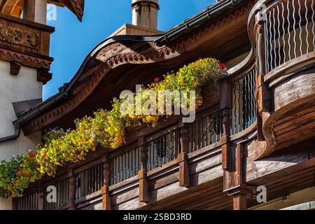 Vail, Colorado station de ski village avec tour en bois des bâtiments d'hôtel Lodge dans l'architecture suisse bavaroise Banque D'Images