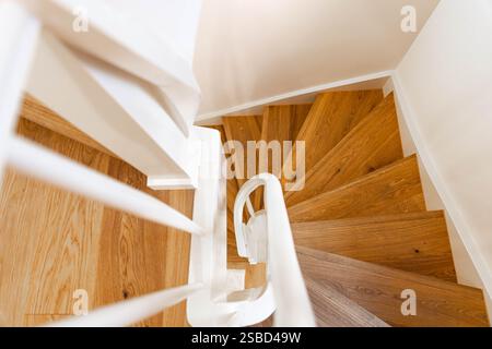 Escalier en bois à l'intérieur de la maison moderne blanche contemporaine. Photo de haute qualité Banque D'Images