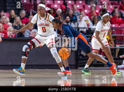 College Park, États-Unis. 08 janvier 2025. COLLEGE PARK, Maryland - FÉVRIER 02 : la garde Illini de l'Illinois Jasmine Brown-Hagger (8) dribbles pst la garde des Terrapins du Maryland Shyanne Sellers (0) lors d'un match de basket-ball féminin Big10 entre les Terrapins du Maryland et les Illini de l'Illinois Fighting le 02 février 2025 au Xfinity Center, à College Park, Maryland. (Photo de Tony Quinn/Icon Sportswire) crédit : Sipa USA/Alamy Live News Banque D'Images