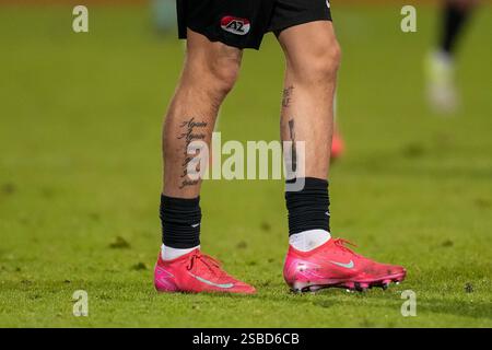 Tilburg, pays-Bas. 02 février 2025. TILBURG, PAYS-BAS - 2 FÉVRIER : le tatouage de Denso Kasius d'AZ lors du match néerlandais Eredivisie entre Willem II et AZ Alkmaar au Koning Willem II Stadion le 2 février 2025 à Tilburg, pays-Bas. (Photo de Ed van de Pol/Orange Pictures) crédit : Orange pics BV/Alamy Live News Banque D'Images