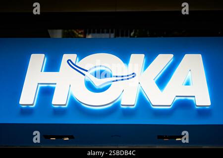 Honolulu, HI - Jan. 22, 2025 : Deckers Brands Hoka One One, populaire marque de logo d'entreprise de chaussures de sneaker au magasin de centre commercial de détail. Banque D'Images