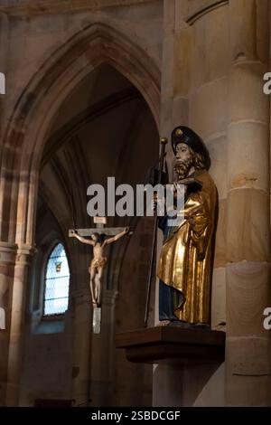 Statue de Santiago Peregrino (Saint Jacques) le long d'un crucifix à la basilique Cathédrale Saint Jacques à Bilbao, pays Basque, Espagne. Le repère ch Banque D'Images