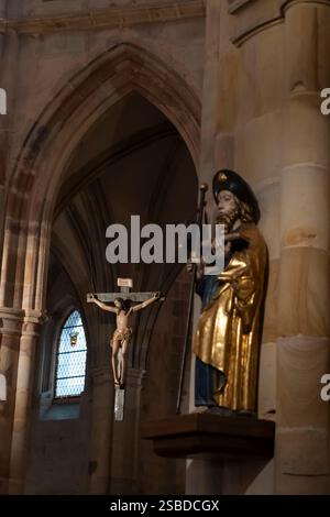 Un crucifix le long d'une statue de Santiago Peregrino (Saint Jacques) à la basilique Cathédrale Saint Jacques à Bilbao, pays Basque, Espagne. Le repère Banque D'Images