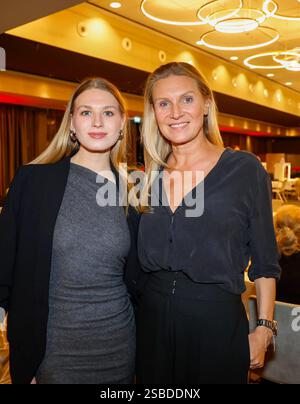 Magdalena Brzeska mit Tochter Noemi Peschel BEI Vorabend-Empfang zur Lambertz Monday Night im Rahmen der ISM 25 Köln. *** Magdalena Brzeska avec sa fille Noemi Peschel à la réception pré-événement pour Lambertz lundi soir à ISM 25 Cologne Banque D'Images