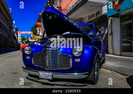 San Francisco, États-Unis - 24 septembre 2022 : Blue 1941 Chevrolet coupé, hot Rod classique avec capot ouvert, montrant son moteur au Chinatown car Show Banque D'Images