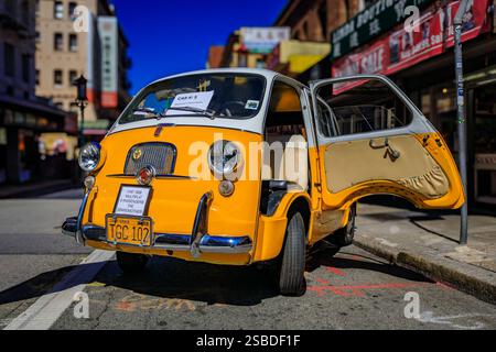 San Francisco, USA - 24 septembre 2022 : une Fiat Multipla Marinella 1958 jaune et blanche est garée au Chinatown car Show avec sa porte ouverte Banque D'Images