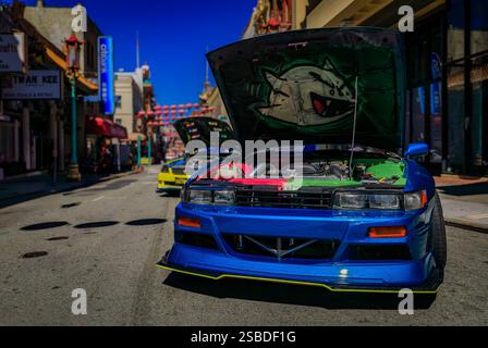 San Francisco, États-Unis - 24 septembre 2022 : une Nissan Silvia S13 bleu vif avec un capot peint sur mesure est garée dans une rue de Chinatown lors d'un salon automobile Banque D'Images