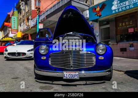 San Francisco, États-Unis - 24 septembre 2022 : Blue 1941 Chevrolet coupé, hot Rod classique avec capot ouvert, montrant son moteur au Chinatown car Show Banque D'Images