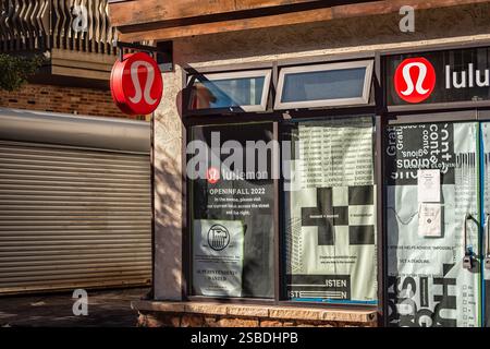 Vail, États-Unis - 6 octobre 2022 : station de ski village de vacances dans le Colorado avec magasin Lululemon à la date d'ouverture de Gore Creek Drive Banque D'Images