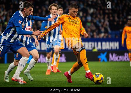 Barcelone, Espagne. 1er février 2025. Marash KUMBULLA d'Espanyol Barcelone et Kylian MBAPPE du Real Madrid lors du match de football de la Liga entre le RCD Espanyol et le Real Madrid CF le 1er février 2025 au stade RCDE de Barcelone, Espagne - photo Matthieu Mirville (Joma Garcia)/DPPI crédit : DPPI Media/Alamy Live News Banque D'Images