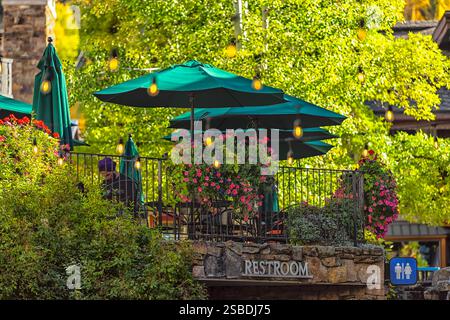 Vail, États-Unis - 6 octobre 2022 : restaurant café de la station de ski du Colorado avec des lumières suspendues et un panneau de toilettes en automne saison d'automne Banque D'Images