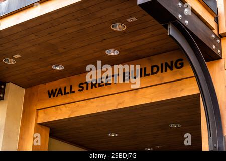 Vail, États-Unis - 6 octobre 2022 : station de ski immeuble de condominium dans le Colorado appelé Wall Street avec personne et signe en gros plan Banque D'Images