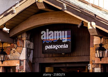 Vail, États-Unis - 6 octobre 2022 : village de station de ski de vacances dans le Colorado avec magasin de sport Patagonia sur le panneau de rue en gros plan Banque D'Images