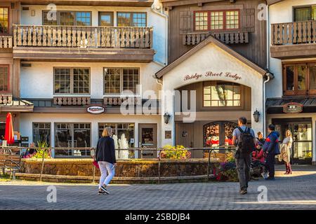 Vail, États-Unis - 6 octobre 2022 : vacances station de ski village Bridge Street à Vail Colorado avec fontaine d'eau à la place Banque D'Images