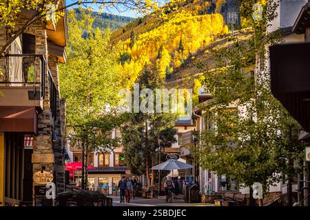Vail, États-Unis - 6 octobre 2022 : station de ski vacances village Bridge Street dans le Colorado avec des panneaux pour magasin en automne saison d'automne Banque D'Images