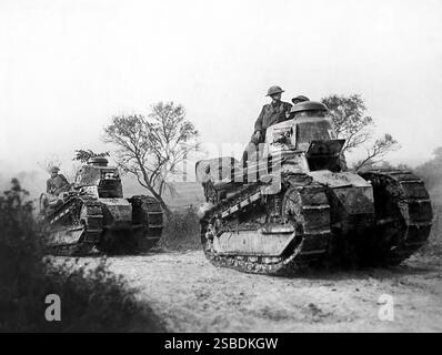 Troupes américaines dans des chars de l'armée se dirigeant vers la ligne de bataille dans la forêt d'Argonne, France, U.S. Army signal corps, 26 septembre 1918 Banque D'Images