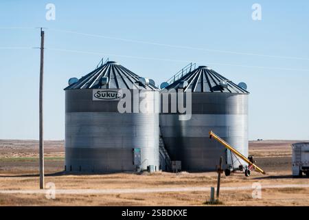 St Francis, USA - 1 novembre 2022 : US 36 route est ciel bleu dans le midwest rural signe pour Sukup sur silo dans le Kansas Banque D'Images
