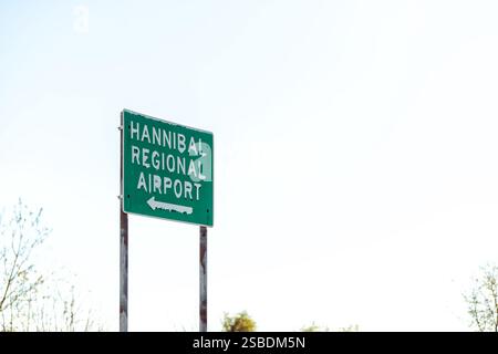 Hannibal, USA - 2 novembre 2022 : Missouri ville de Hannibal avec flèche de direction pour l'aéroport régional contre le ciel bleu Banque D'Images