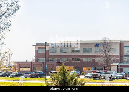 Hannibal, États-Unis - 2 novembre 2022 : Missouri ville de Hannibal avec l'extérieur du bâtiment de l'hôpital clinique et des voitures dans le parking Banque D'Images