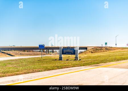 Hannibal, USA - 2 novembre 2022 : route de l'autoroute dans le Missouri avec sortie pour la ville d'Hannibal vous accueille et le centre de soins des saules Banque D'Images