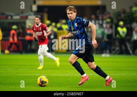 Milan, Italie. 02 février 2025. Nicolo' Barella (FC Inter) lors du championnat italien Serie A match de football entre l'AC Milan et le FC Internazionale le 2 février 2025 au stade San Siro de Milan, Italie. Crédit : Luca Rossini/E-Mage/Alamy Live News crédit : Luca Rossini/E-Mage/Alamy Live News Banque D'Images